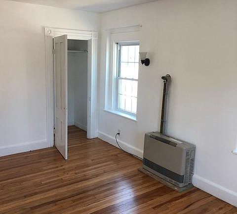 Livingroom-hardwood floors, closet