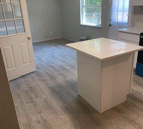 4th image of 2820 Belhaven Dr