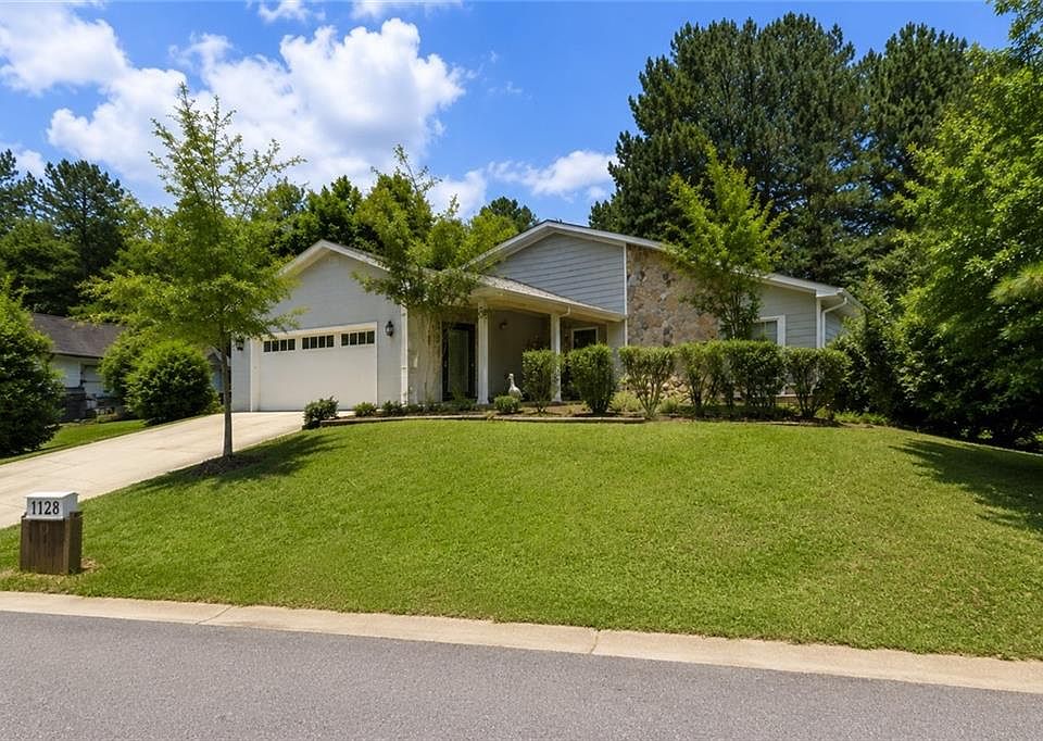 1st image of 1128 Hillcrest Ct
