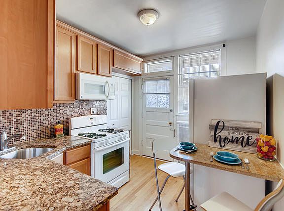4th image of 2946 1/2 N Laramie Ave #11