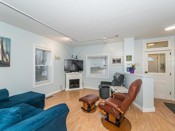 5th image of 905 Lake Ave S