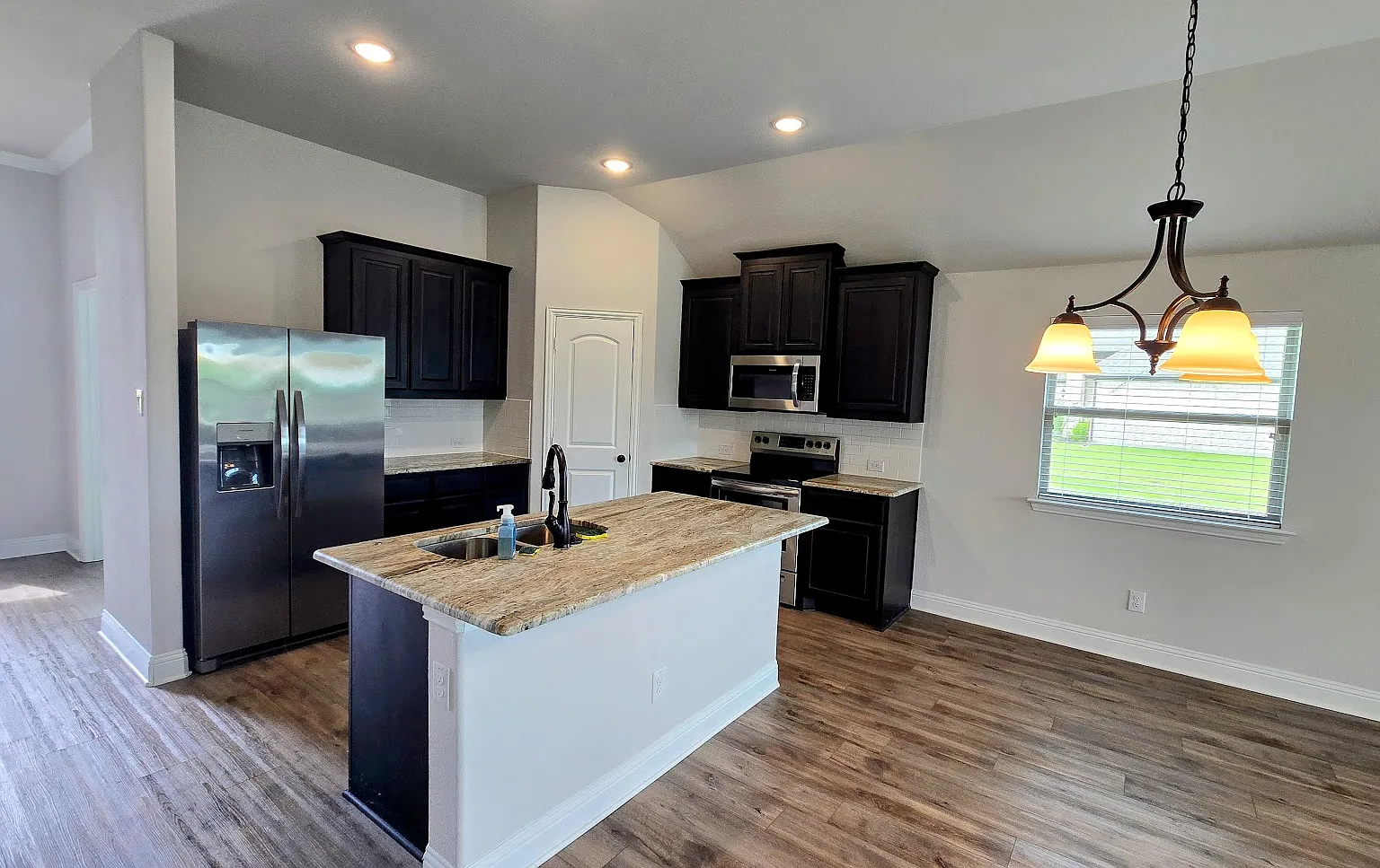 3 bed, 1830 sqft, $2,250 — Photo 2