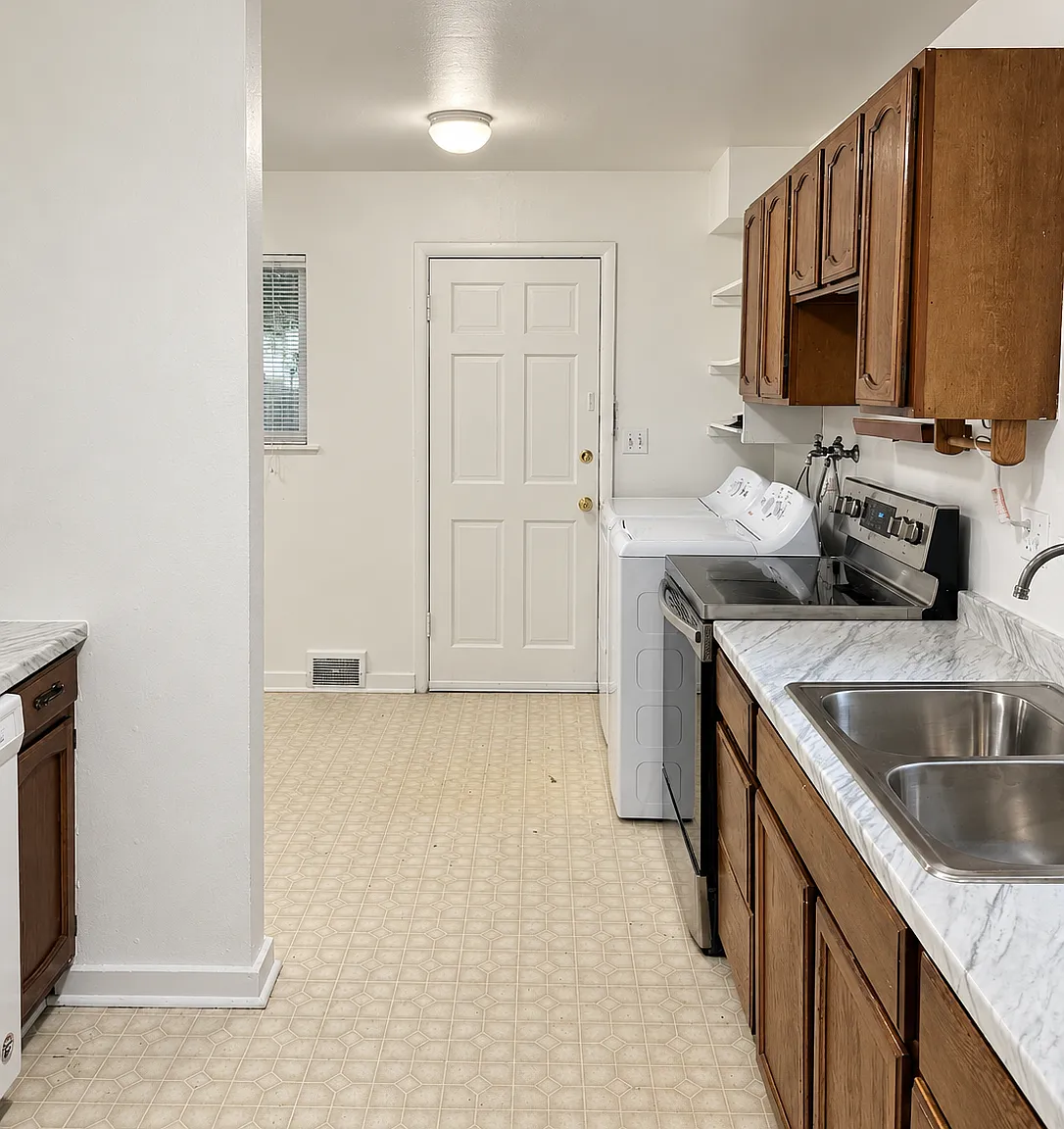 3 bed, 1.0 bath, 1032 sqft, $2,400 — Photo 4