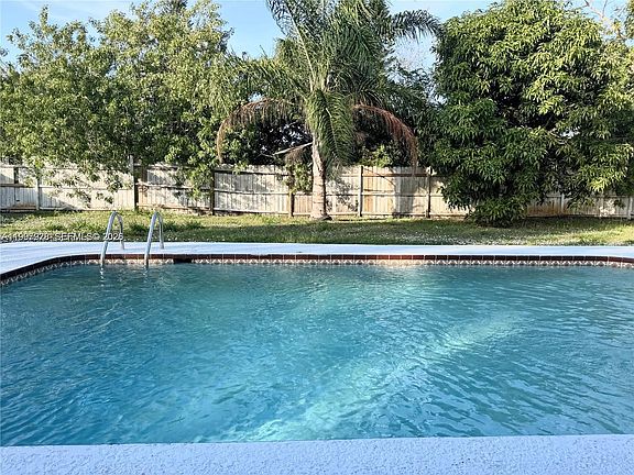 4th image of 121 NE Prima Vista Blvd