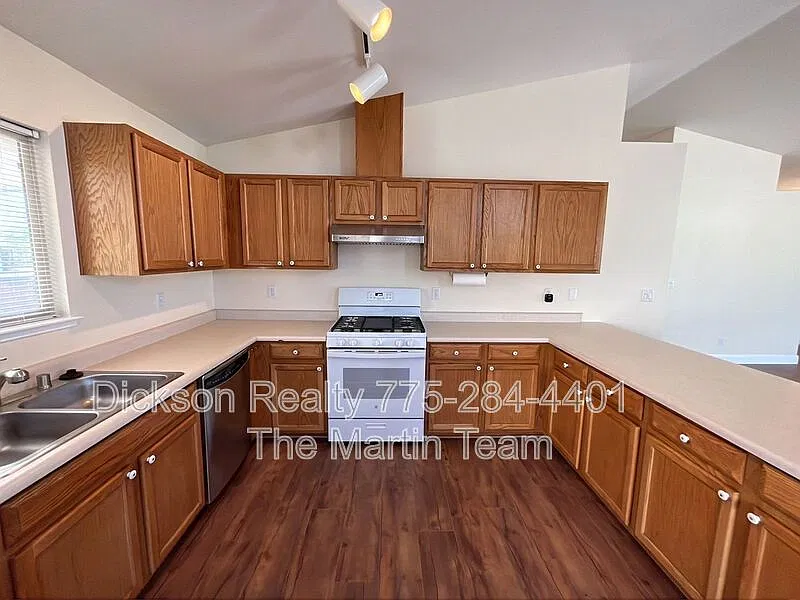 3 bed, 2.0 bath, 1490 sqft, $2,410 — Photo 2