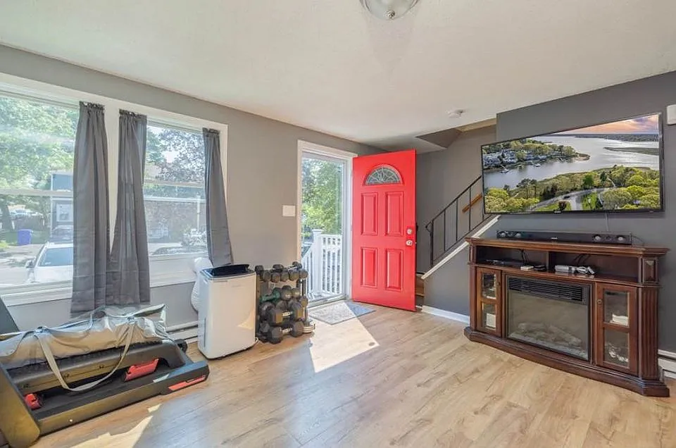 3 bed, 918 sqft, $1,550 — Photo 1