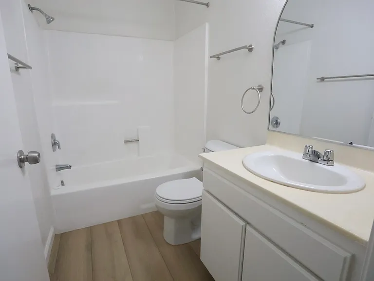 Ensuite Full Bathroom