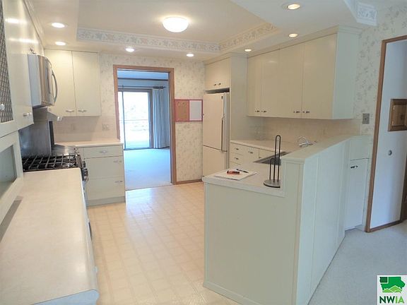 4th image of 3259 Dearborn Blvd