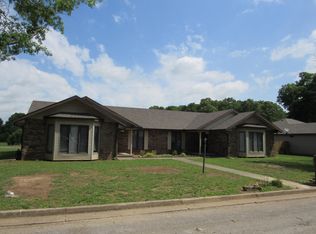 1009-1011 Greentree Dr, Aurora, MO 65605