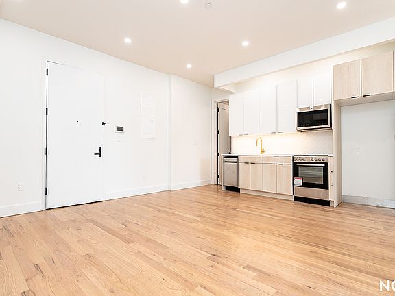 3rd image of 489 Grand St #3D