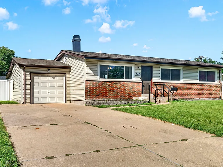615 Loyola Dr — Photo 2