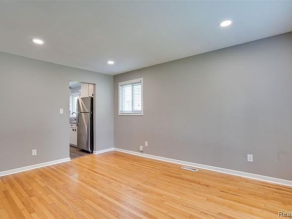 4th image of 829 Symes Ave