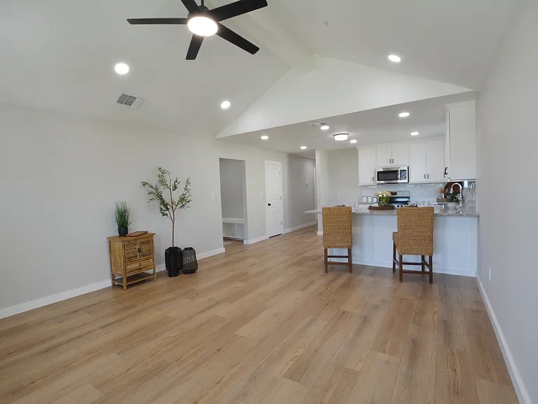 421 Valerie St — Photo 2