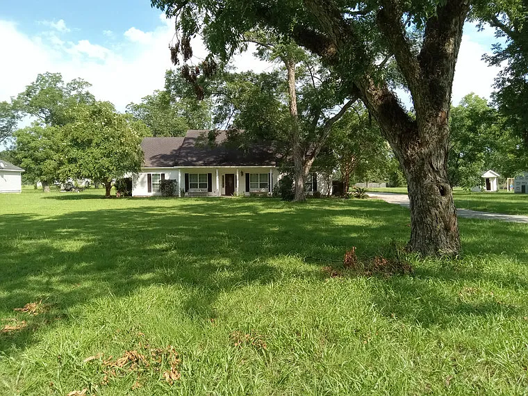 4 bed, 2.5 bath, 2434 sqft, $2,250 — Photo 2