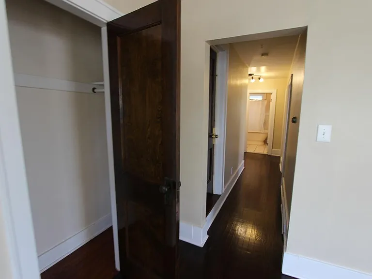 4818 1/2 Burt St — Photo 2