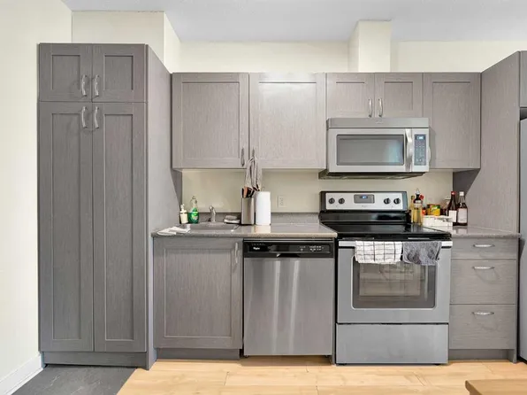 30 SE Brentwood Cmn NW #804, Calgary, AB T2L 2L8