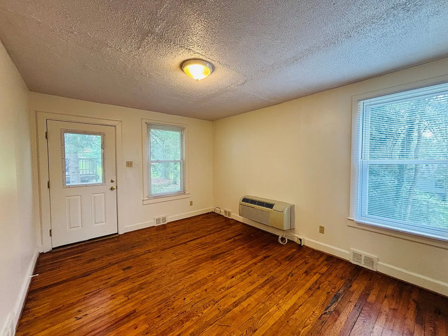 1 Bedroom, 1 Bath Duplex — Photo 3