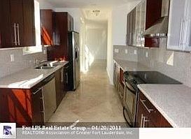 5th image of 728 NE 15th Ave