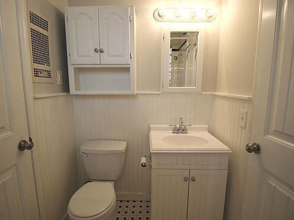 5th image of 127 37th Ave N #B