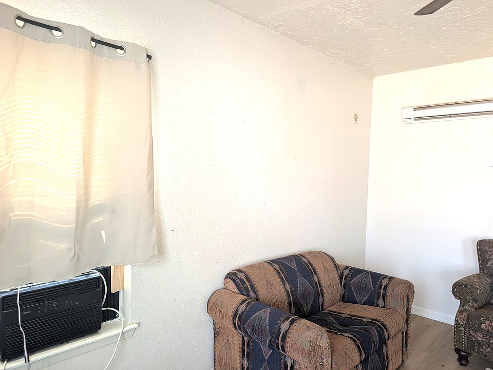1st image of 713 W 1st St