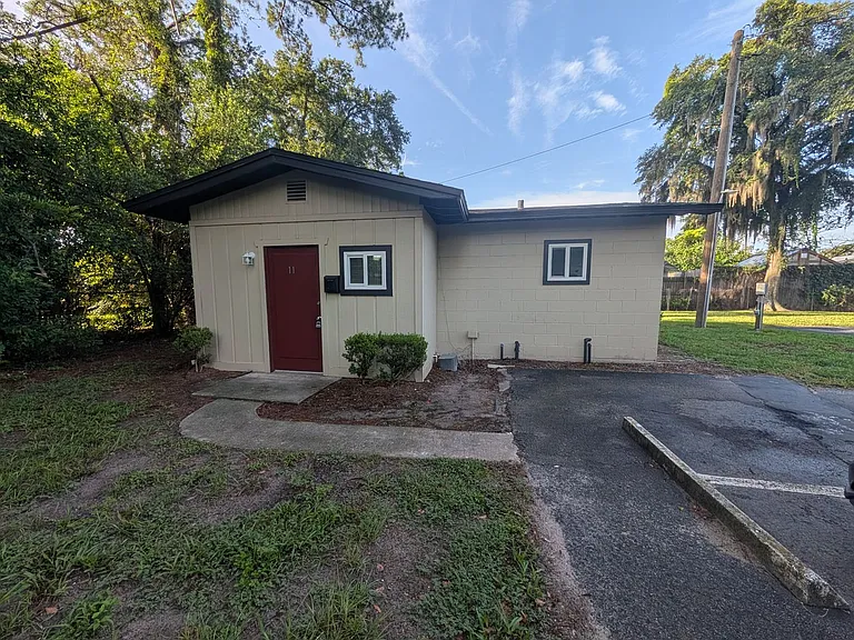 2117 Jammes Rd — Photo 2