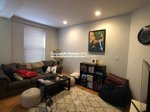 4th image of 1659 Washington St #402
