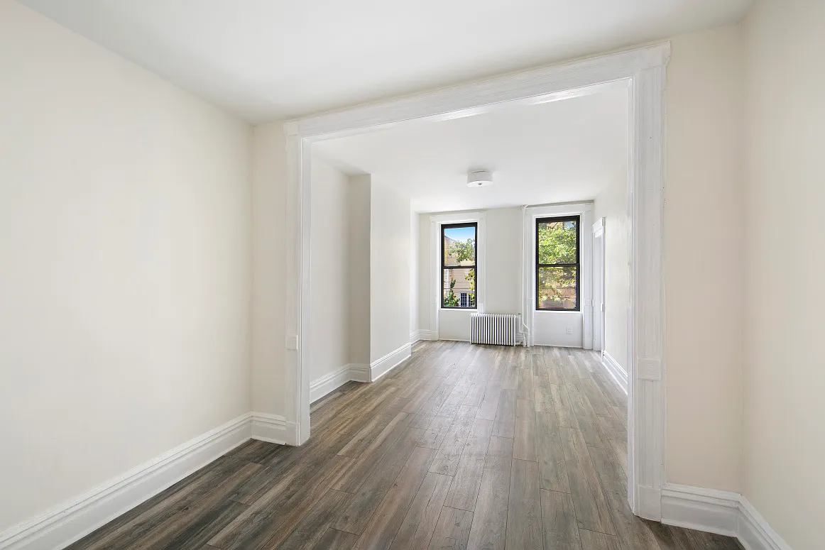 60 Sutton Street — Photo 3