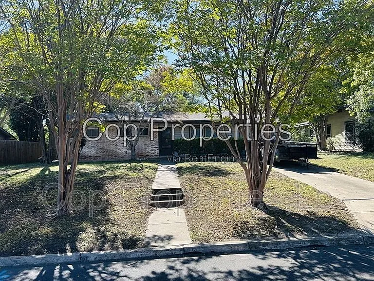 2914 Greenacres St — Photo 2