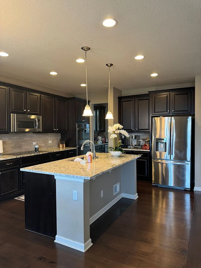 5 bed, 4818 sqft, $4,400 — Photo 4