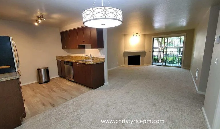 215 9th St #D201 — Photo 8