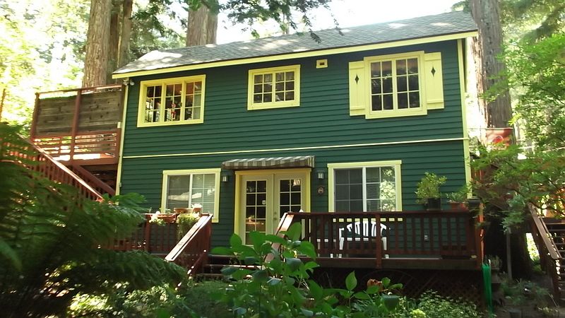 Entrance and deck to Guest H