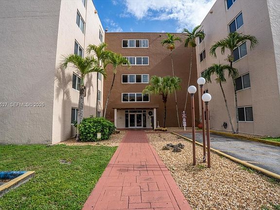 3rd image of 6960 Miami Gardens Dr #2124