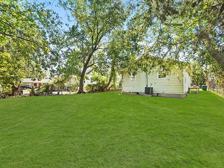 1704 Pannell St — Photo 11