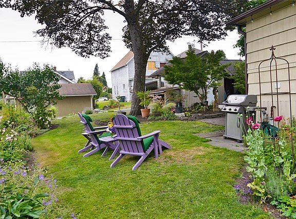 3rd image of 220 Avenue D