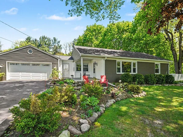 7018 N 30th St, Richland, MI 49083