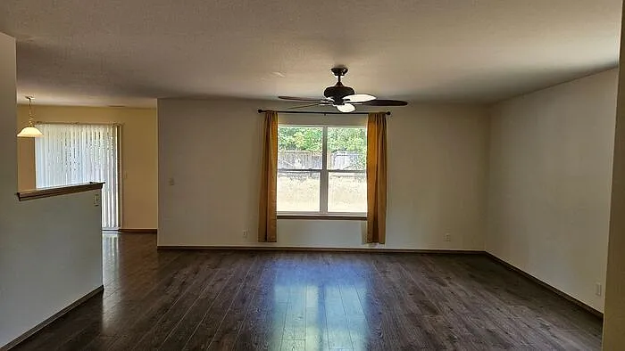 3 bed, 2.5 bath, 2216 sqft, $2,700 — Photo 3