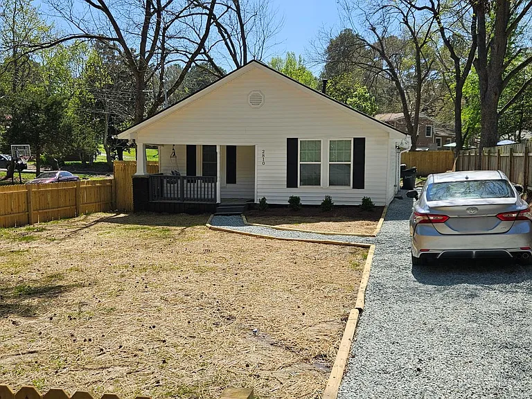 2810 Ashe St — Photo 3