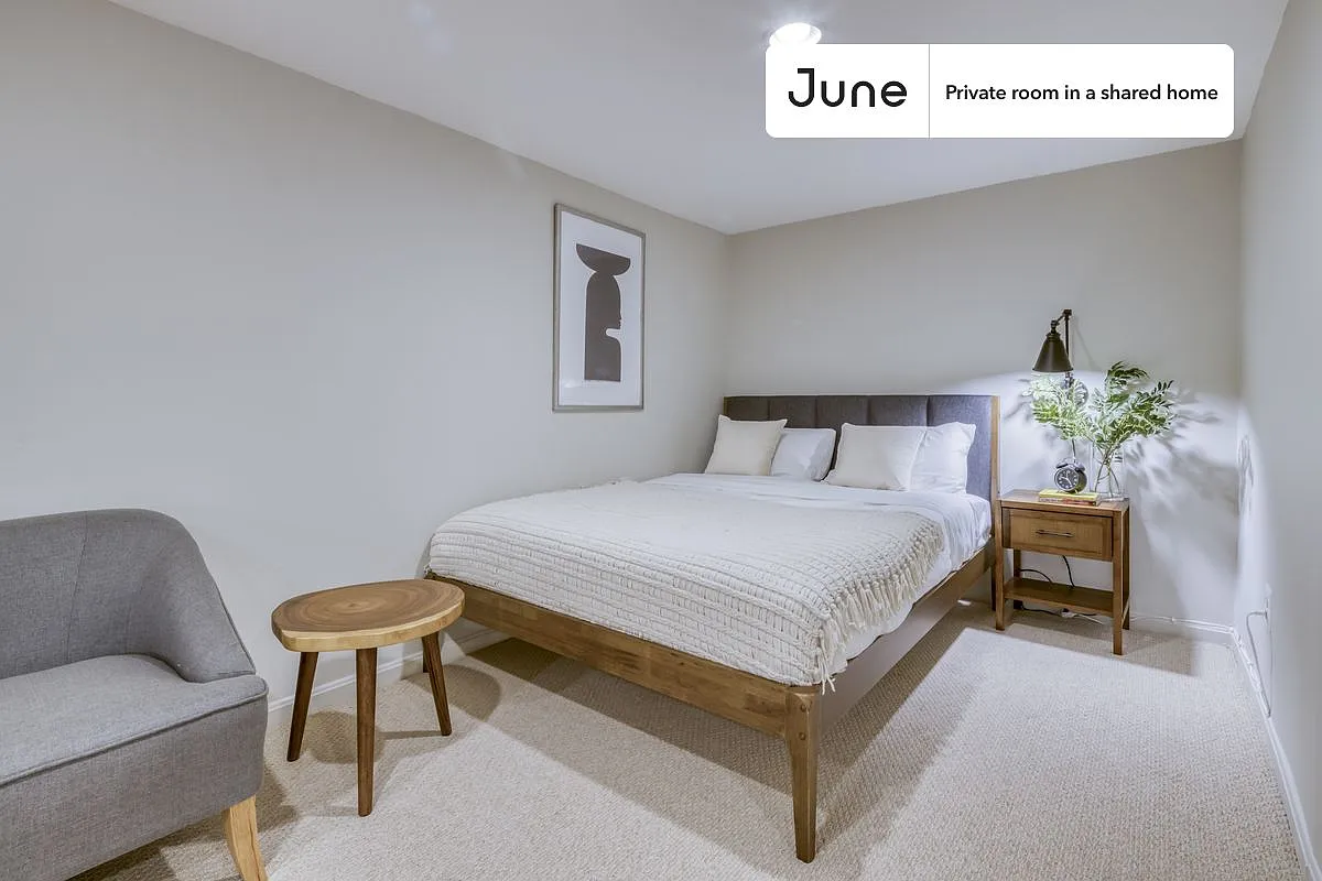 Queen bedroom in 5 bed/2.5 bath home in H Street #288 A — Photo 1