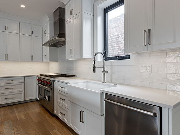 4th image of 1719 N Burling St #2N