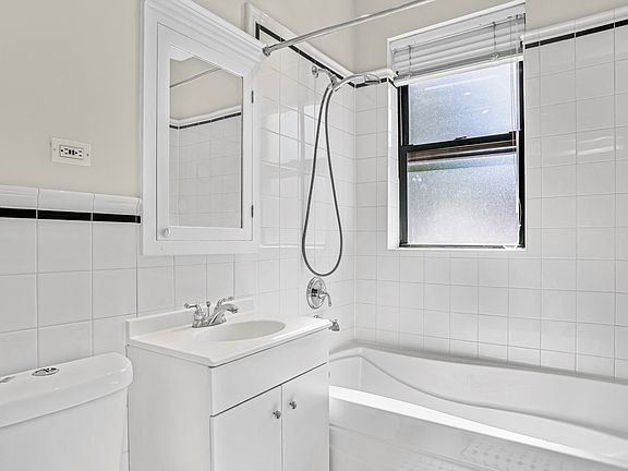 5th image of 826 W Lakeside Pl #3W