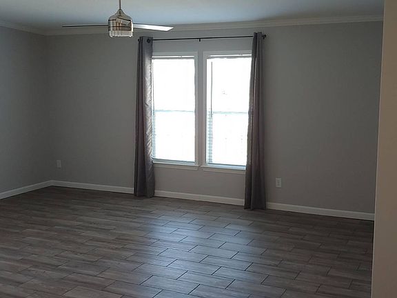 3rd image of 206 Charlotte Cir N