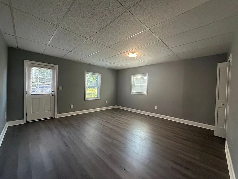320 Woodfield Rd — Photo 5
