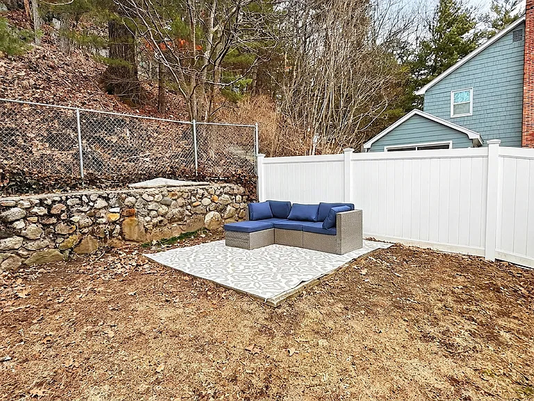 136 Oak St — Photo 17