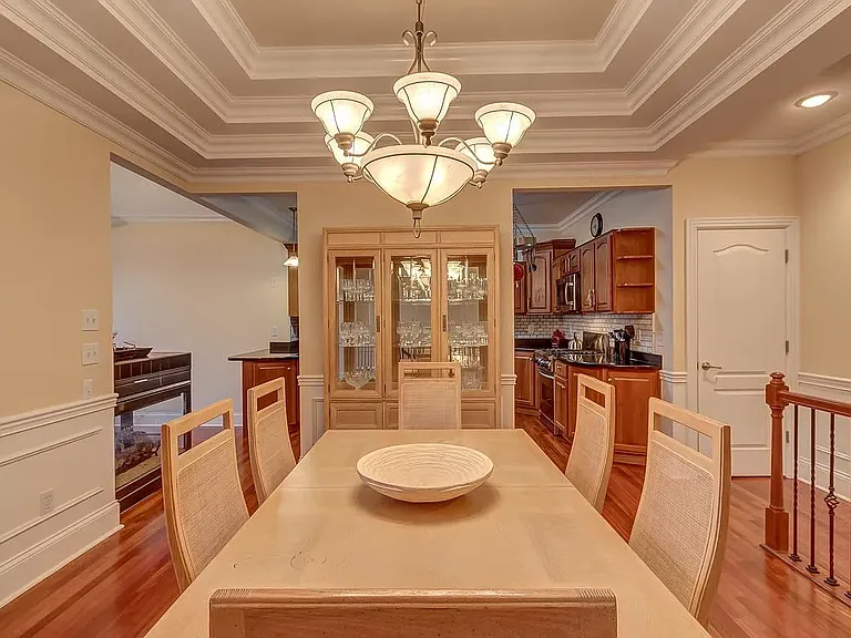 909 Village Green Ave — Photo 6