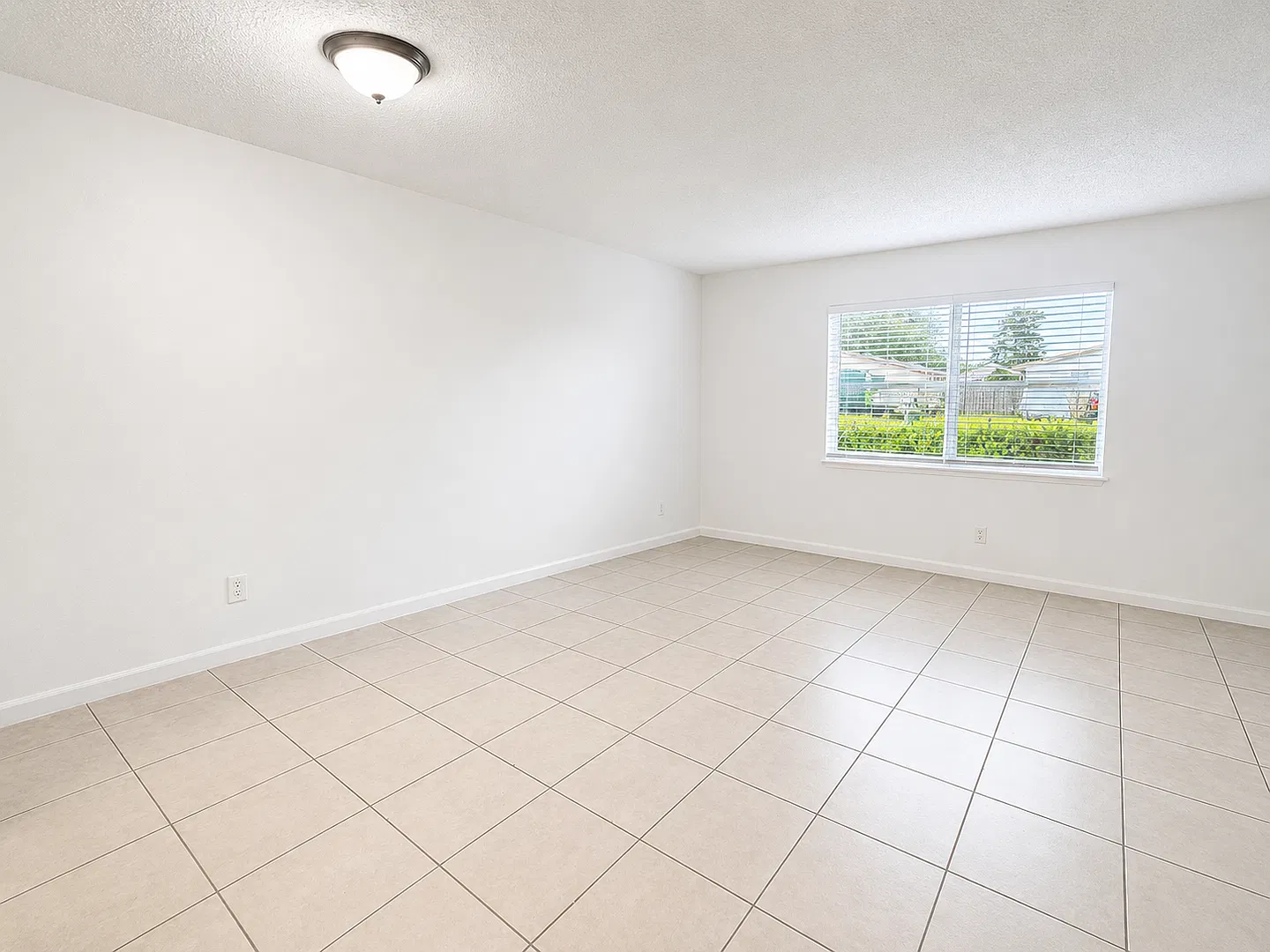 5875 SW 41 St — Photo 4