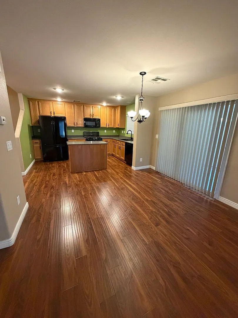 Americana Property Mgmt - Beautiful 3-Beds, 2 Story Home With Balcony & Backyard In Sw — Photo 4