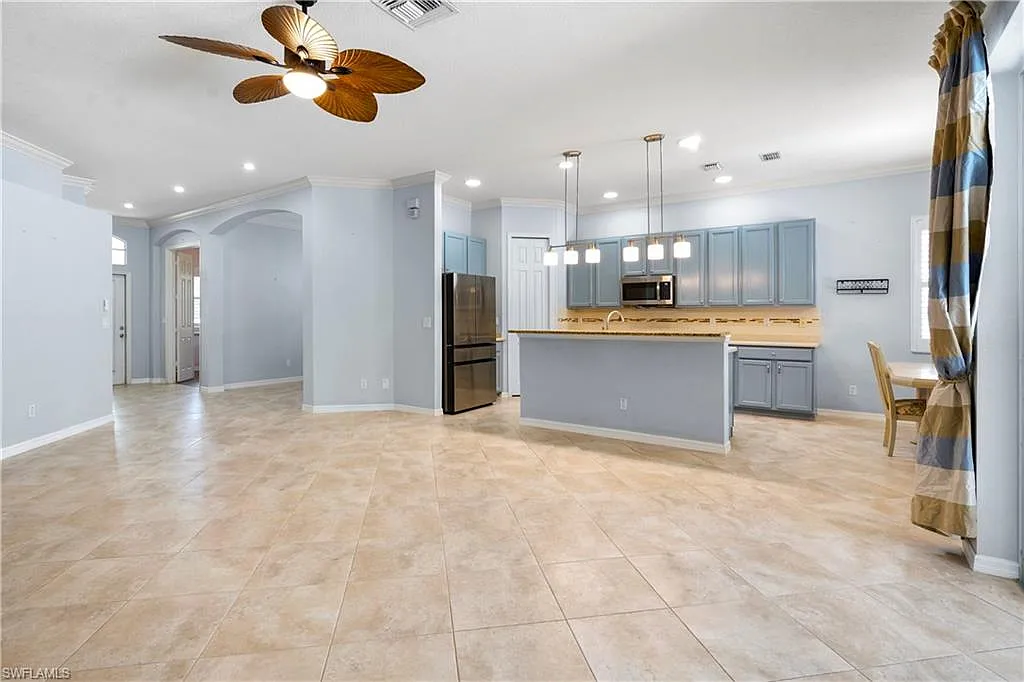 3 bed, 2.0 bath, 2039 sqft, $3,900 — Photo 4