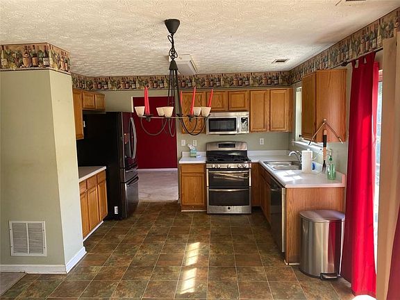 2nd image of 915 Laurel Cove Dr