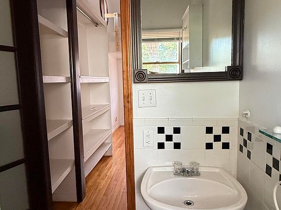 4th image of 1218 Moore St #B