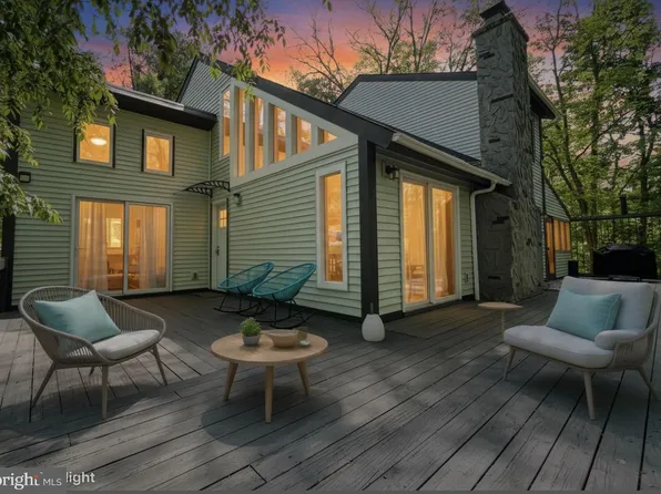 275 Canterbury Rd, Bushkill, PA 18324
